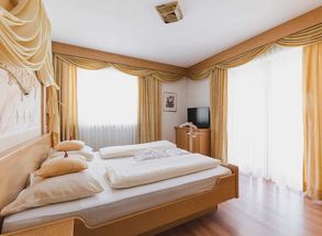 Wohnen Urlaub Dorf Tirol Residence Sissi Schlafzimmer Appartement