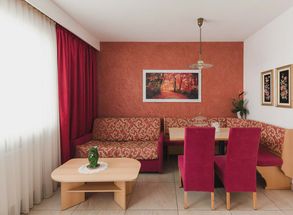 Dorf Tirol Appartement Wohnzimmer Wohnraum Couch Sitzecke